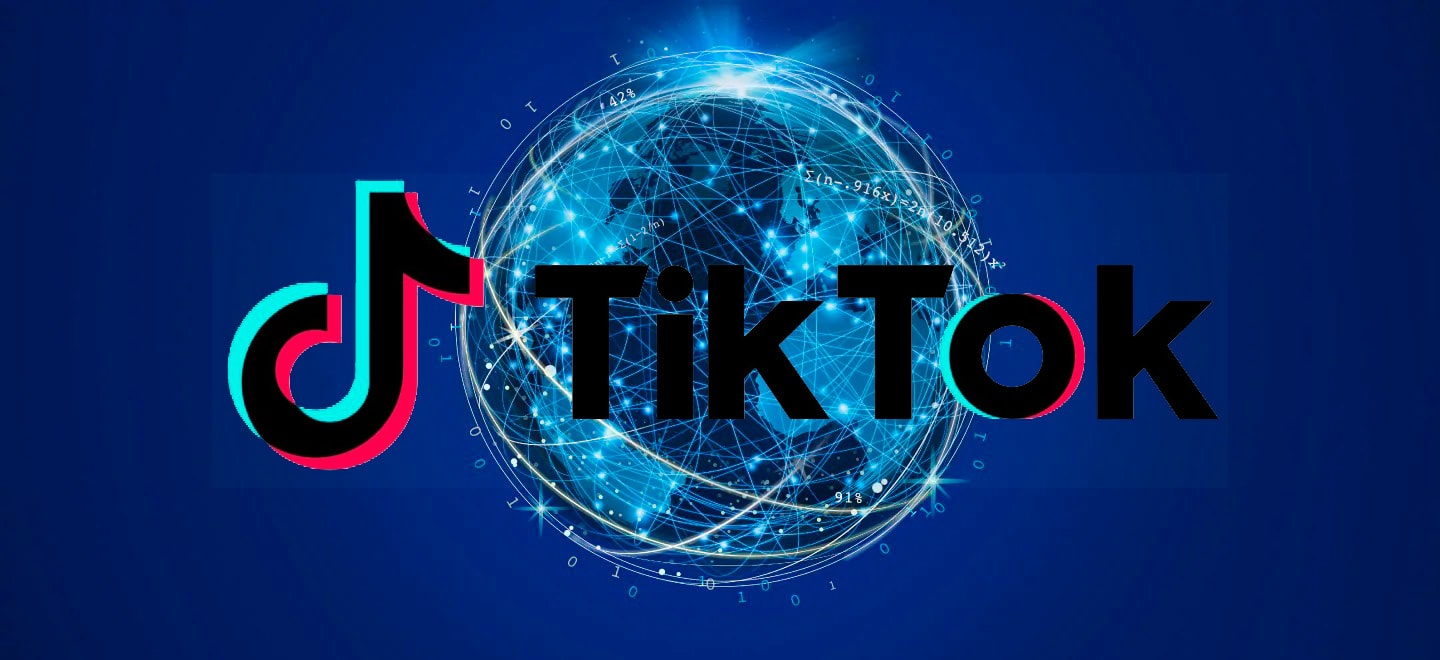 Лого ТикТока на фоне Земли, опоясанной сотнями космических траекторий
