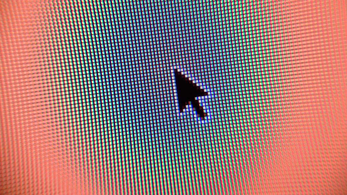Компьютерный курсор в виде стрелки на пиксельном фоне