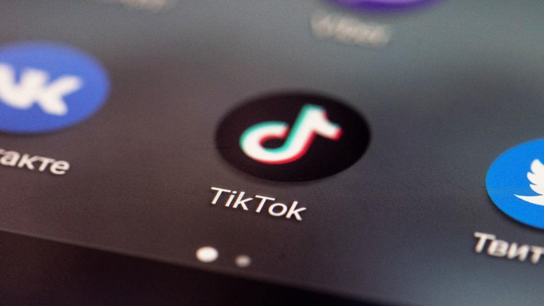 На экране смартфона иконки ВКонтакте и TikTok