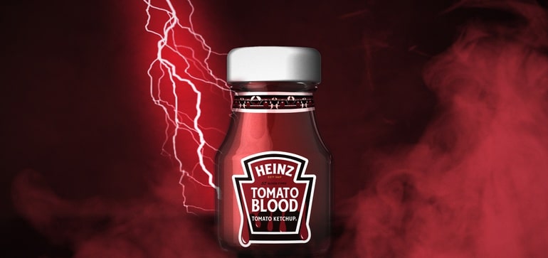 Банка с кетчупом Heinz на красном фоне, где бьёт молния
