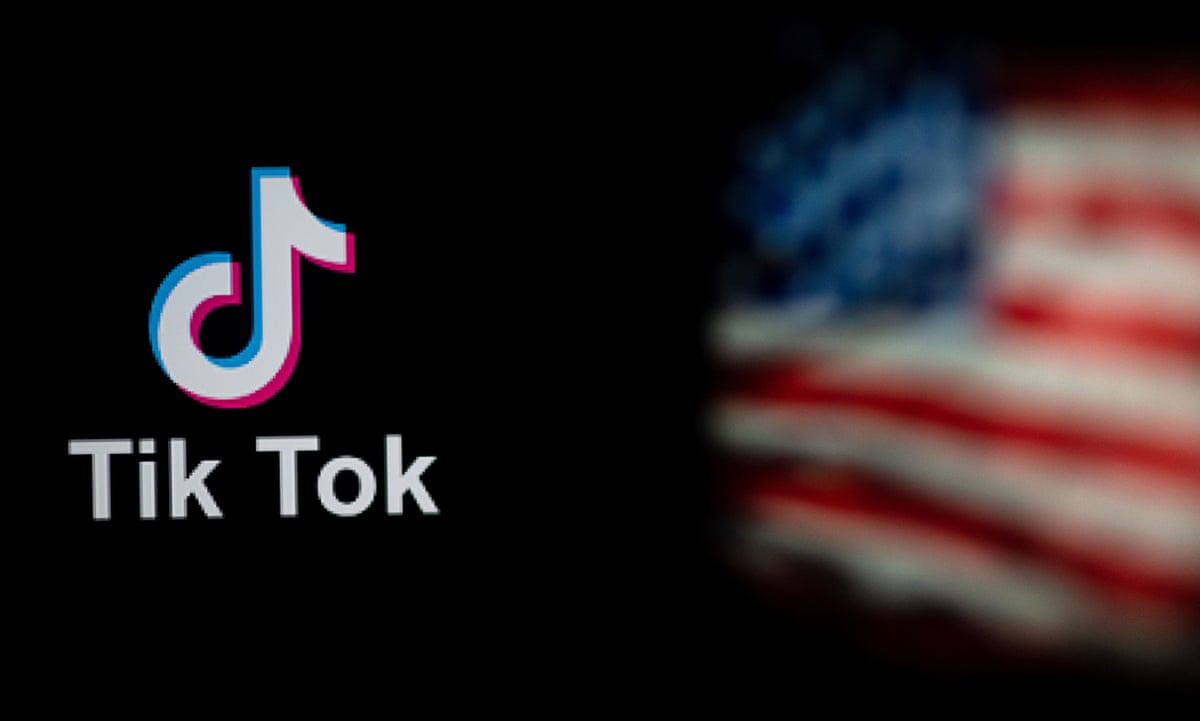 Логотип ТикТок на переднем фоне, флаг США - на заднем
