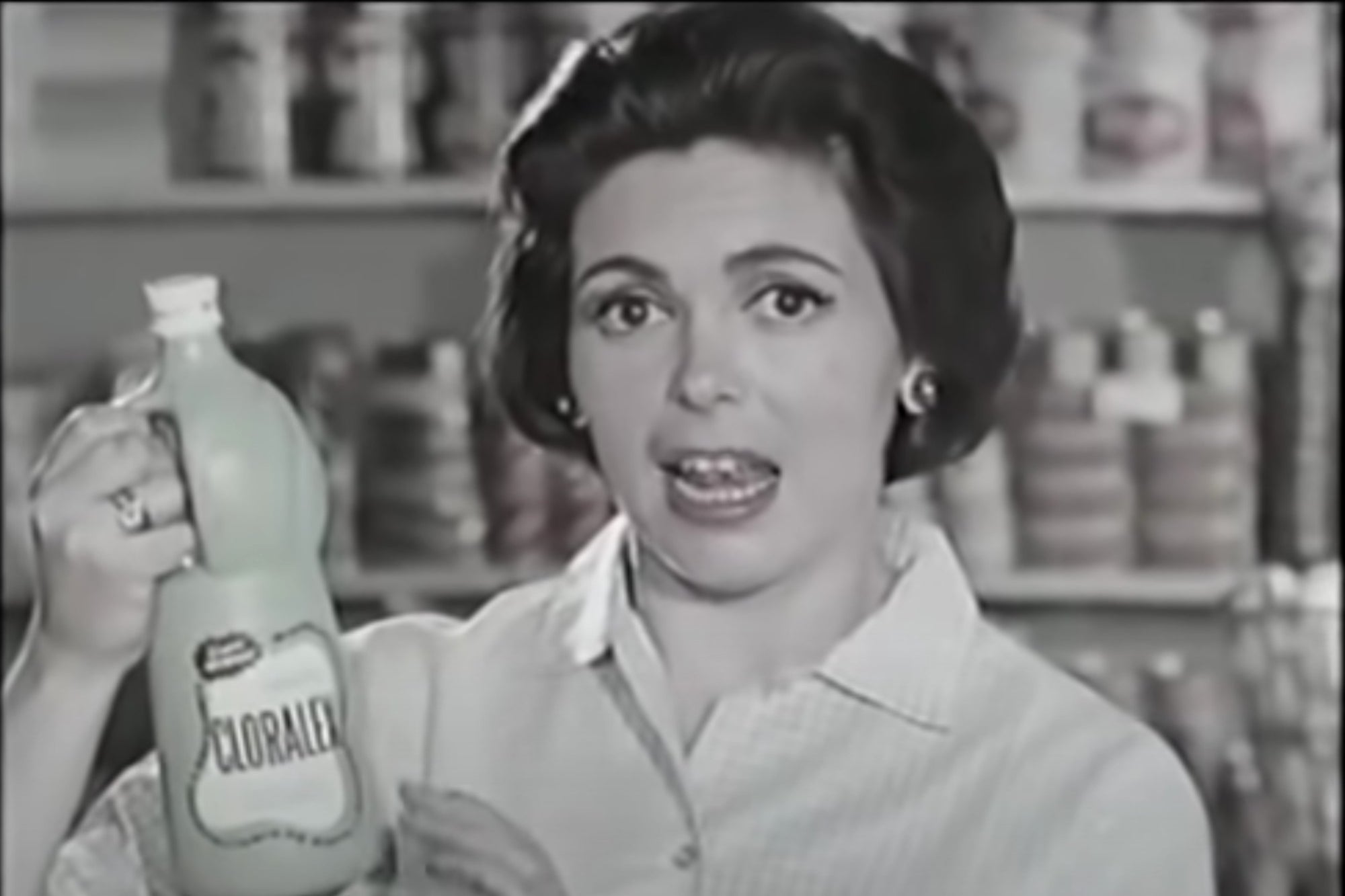 Чёрно-белая фотография девушки, которая держит в руках бутылку с хлором