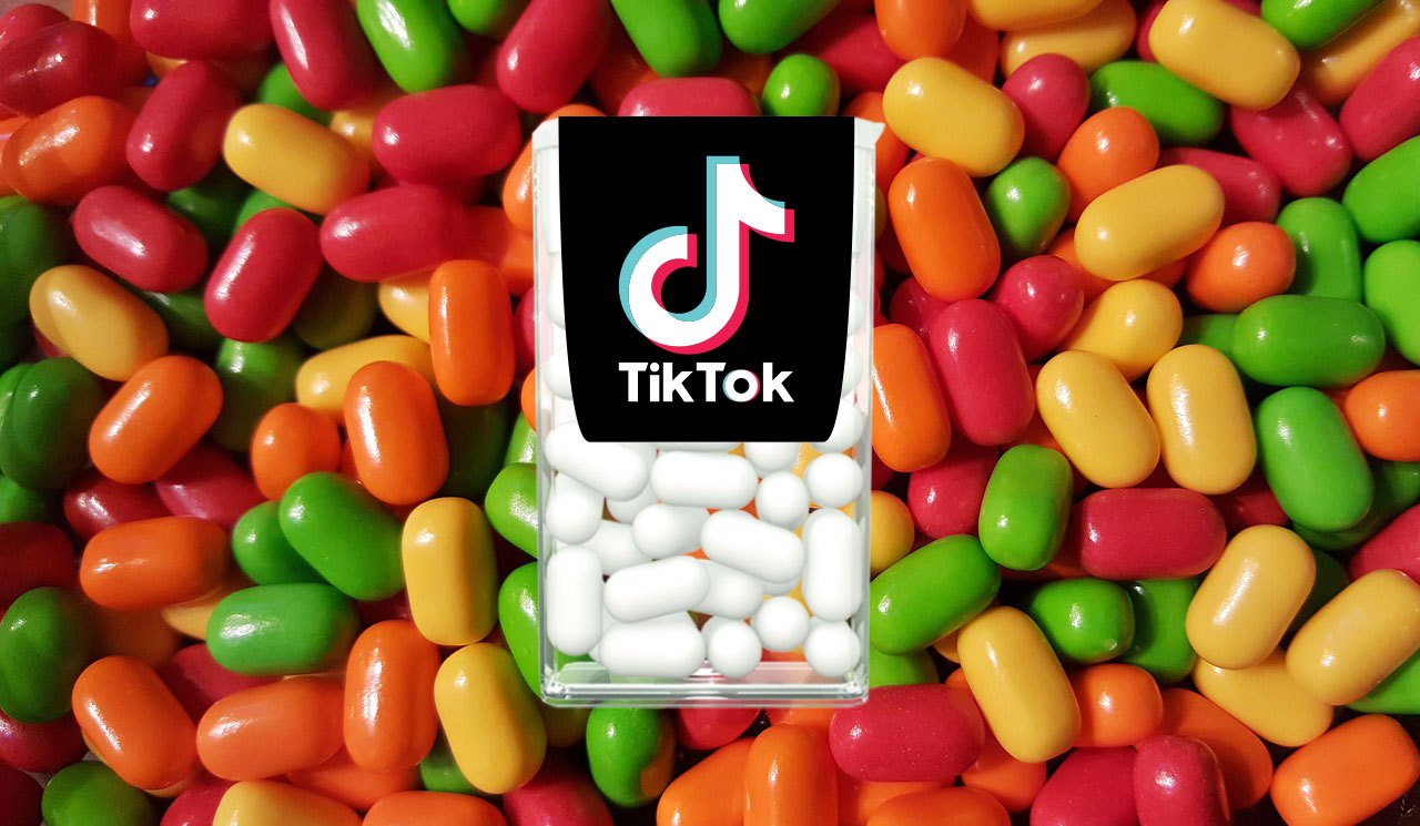 Логотип ТикТок в окружении разноцветных конфет