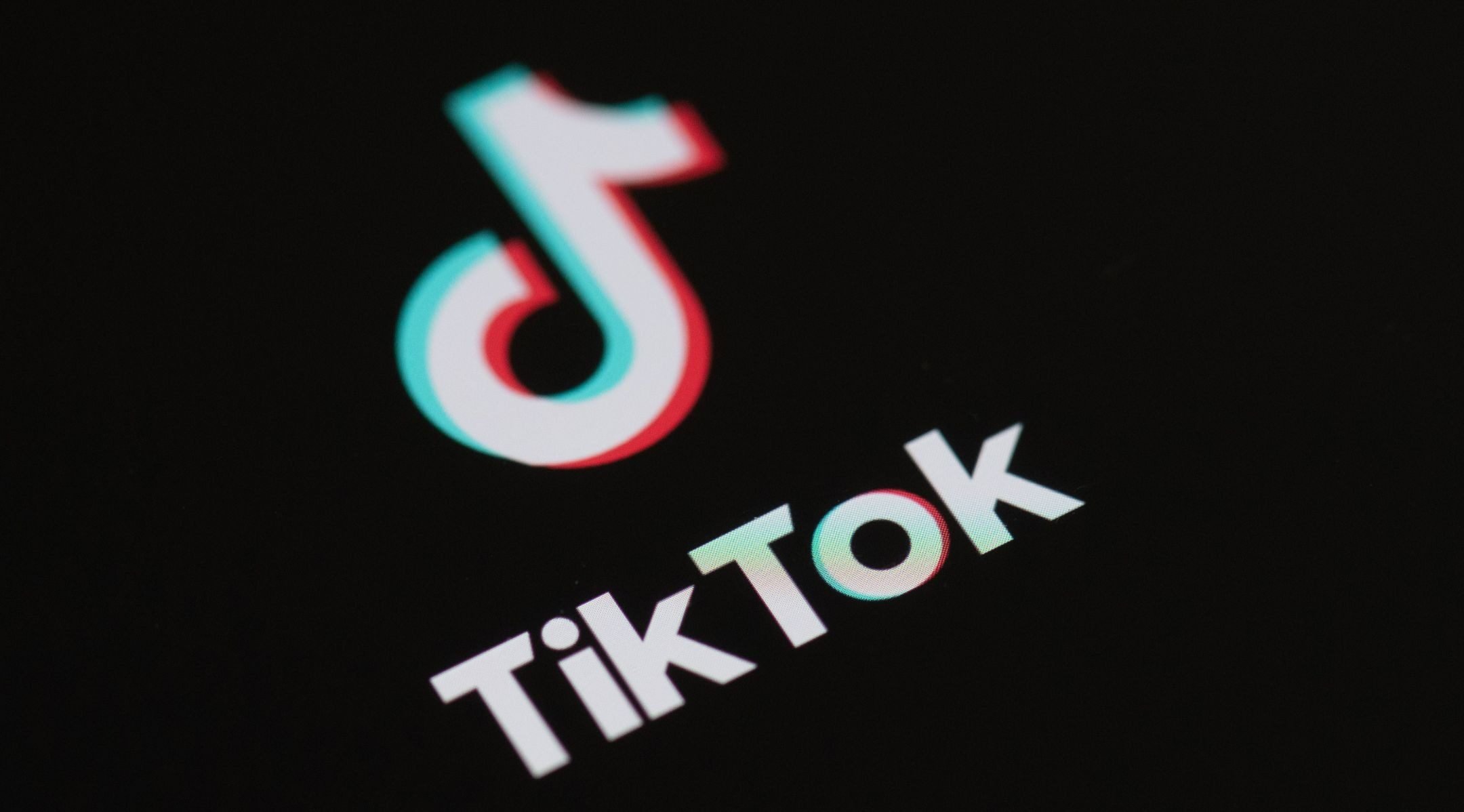 Логотип ТикТока на чёрном фоне